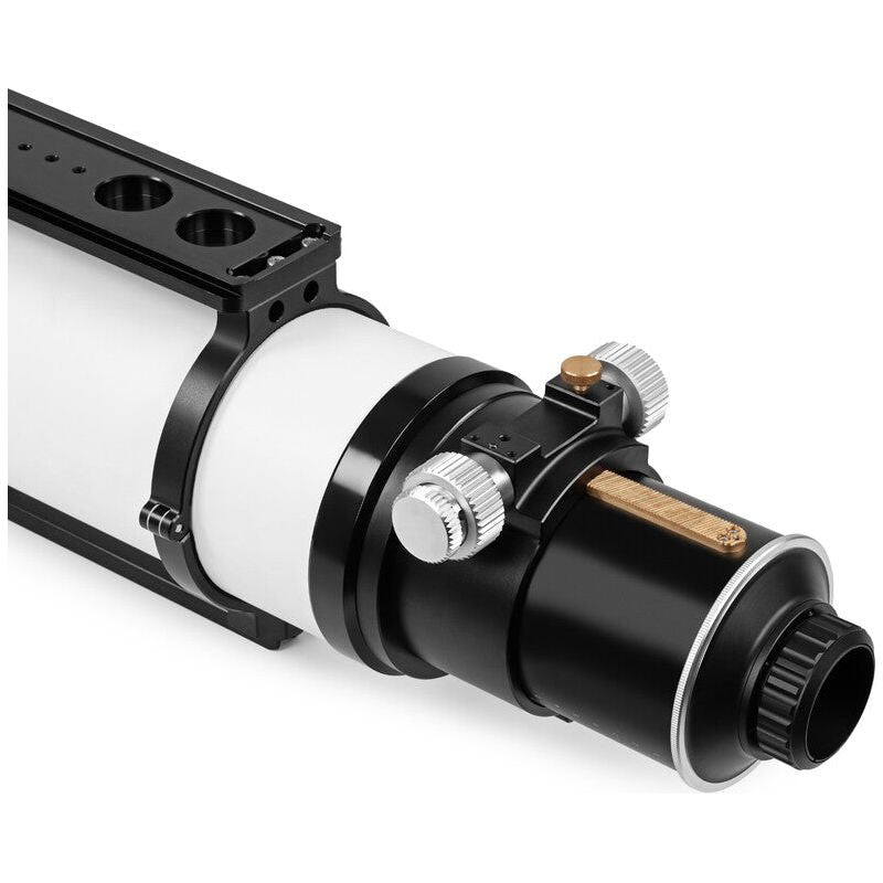 Experience precision focusing with the rack-and-pinion focuser of the Omegon Apochromatic Refractor Pro APO AP 140/910 Triplet ED FCD 100. This advanced mechanism ensures smooth and accurate adjustments, allowing for detailed exploration of celestial wonders in your astrophotography journey.